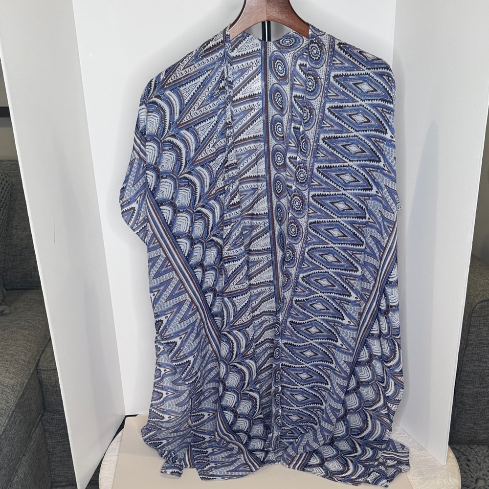 Jessica McClintock Blue and White Patterned Kimono